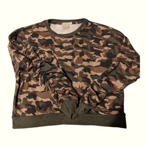 Lightweight long sleeve crop sweater type camouflage blouse